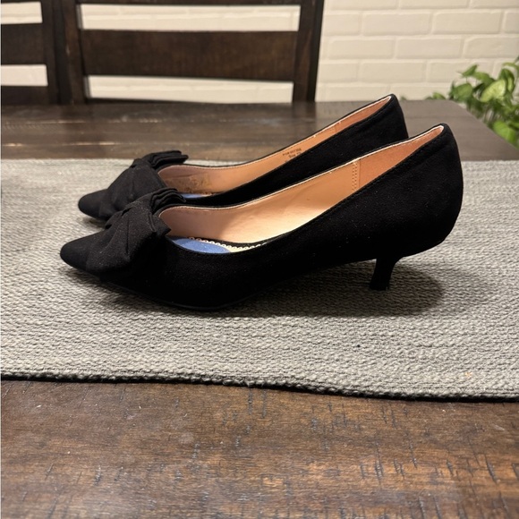 Journee Collection Black Bow Women's Shoes - Picture 2 of 7